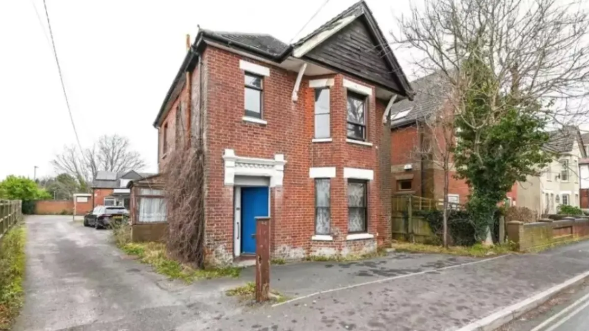 Casă cu etaj aflată în centrul orașului, scoasă la vânzare cu prețul de 5 lei!