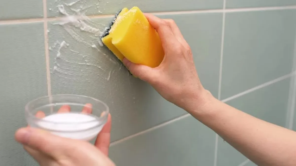 Trucul simplu care te ajută să cureți faianța din baie. Ai nevoie doar de două ingrediente banale