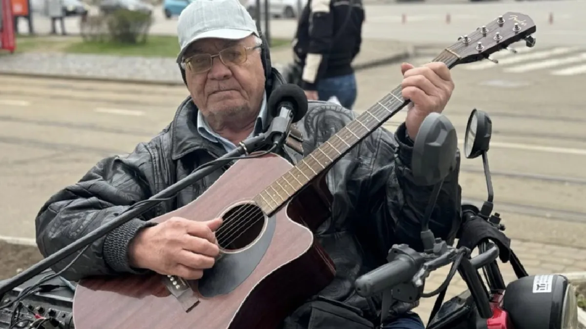 Un celebru lăutar în vârstă de 75 de ani a ajuns să cânte pe stradă, pentru a avea ce pune pe masă. Câți bani câștigă într-o singură zi