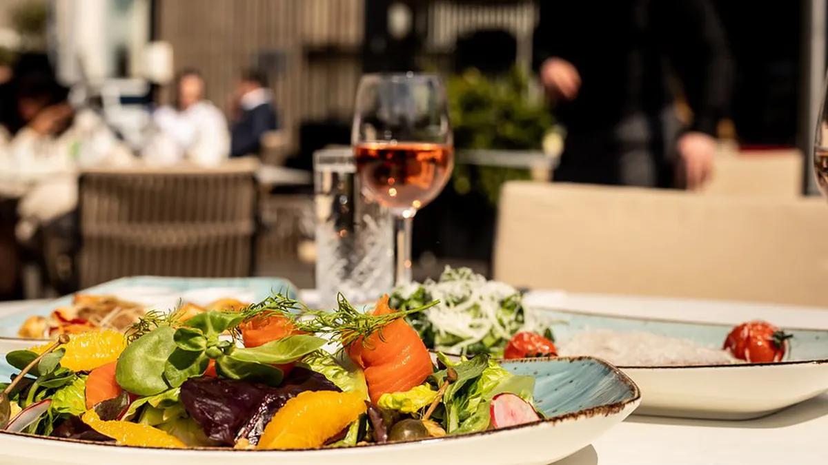 București, printre cele mai scumpe capitale europene. Cât trebuie să scoți din buzunar pentru o masă la restaurant, pentru 2 persoane