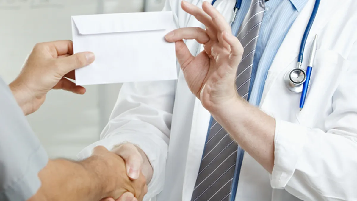 Fără atenţii pentru medici din 2025! Pacienţii vor putea dona bani direct spitalelor în care au fost trataţi