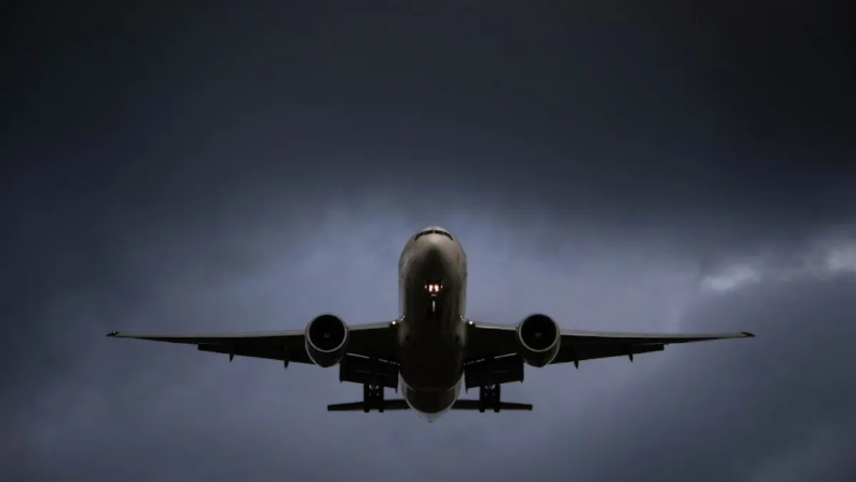 Panică în aer! Cinci pasageri răniți după turbulențe severe pe un zbor United Airlines