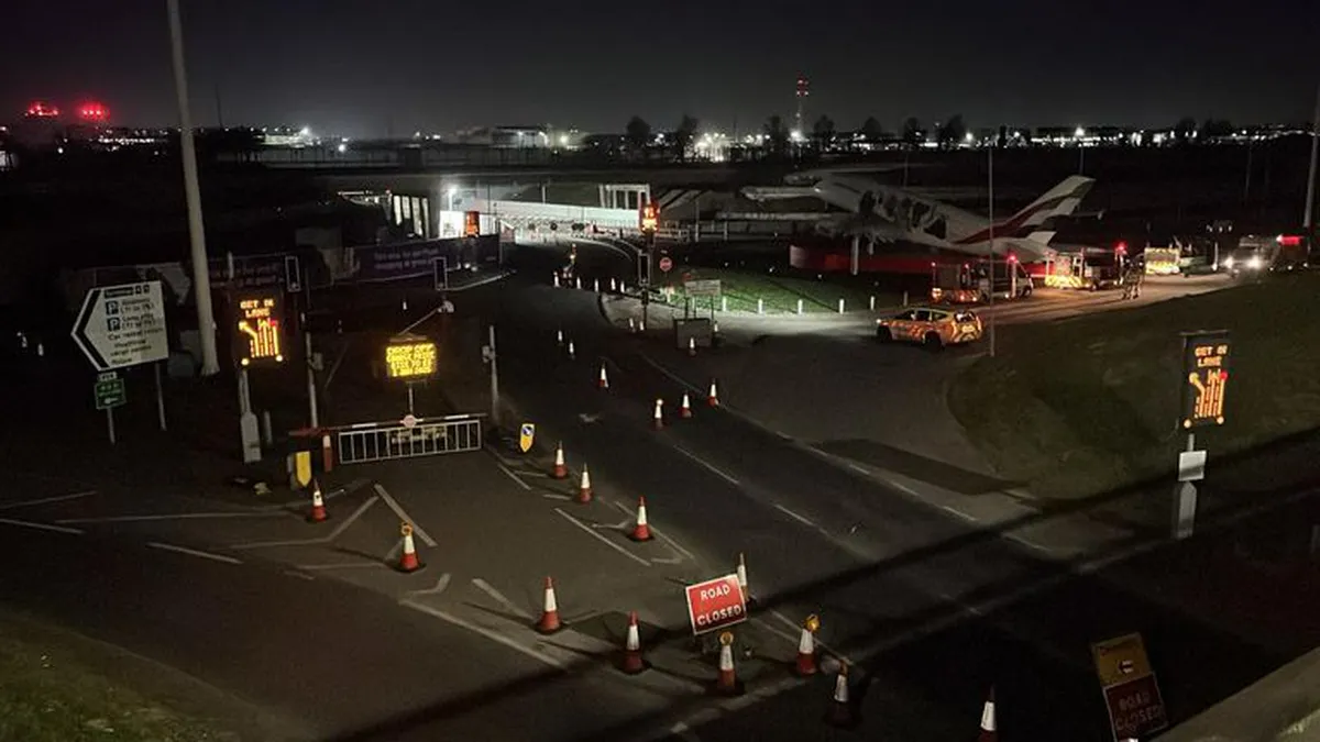 Aeroportul Heathrow din Londra a fost închis din cauza unei pene de curent provocate de un incendiu major