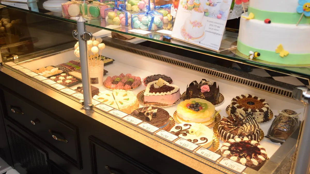 Lanţul de cofetării ale cărui vânzări au crescut de peste şase ori în ultimii zece ani. Din peste 500 de angajaţi, jumătate sunt străini