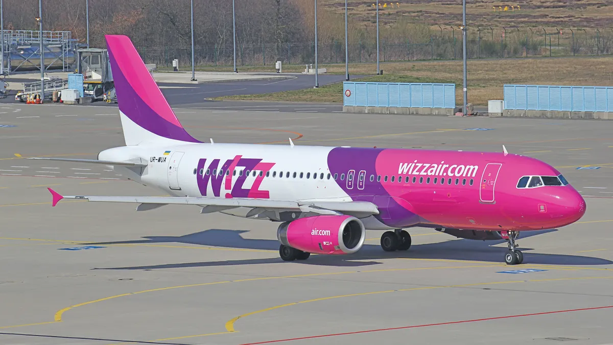 Interdicție pentru toți pasagerii Wizz Air începând cu 1 aprilie. Ce nu mai au voie să facă românii care zboară cu compania low cost