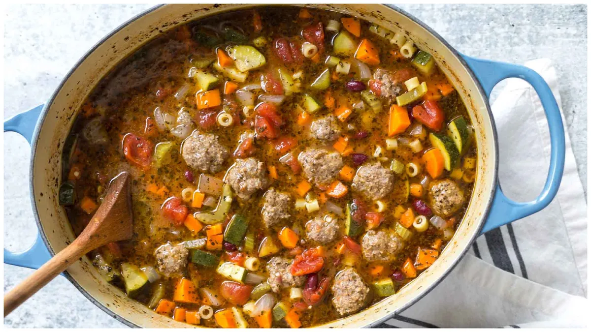 Supa pe care o mănâncă zilnic cea mai longevivă familie din lume. Varianta ideală pentru un prânz sănătos