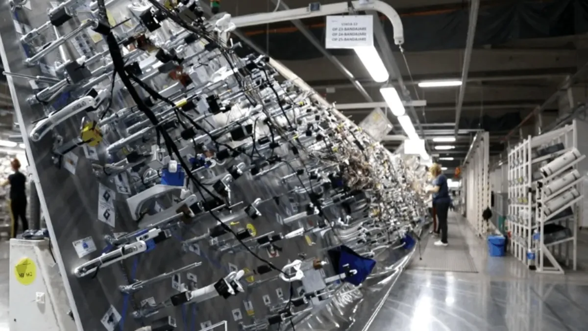 O importantă companie străină dă afară 20 la sută dintre angajații fabricii din România. Ce primesc, la concediere, disponibilizații