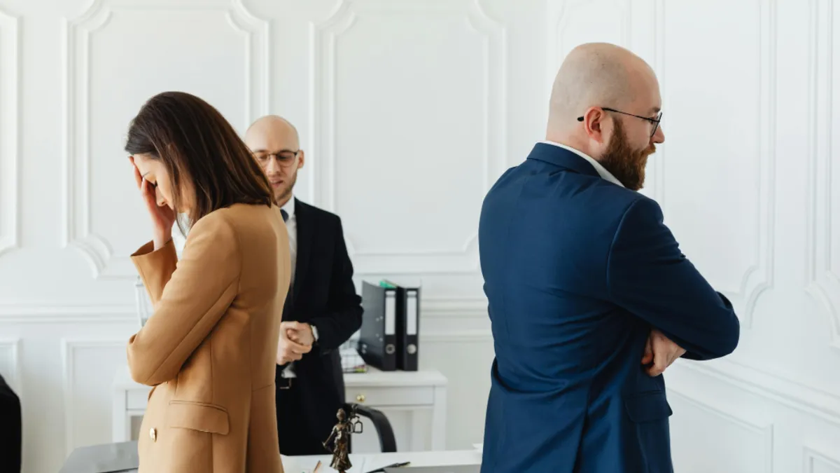 Incredibil, dar adevărat. O companie celebră cere angajaților să dea înapoi măririle de salariu!