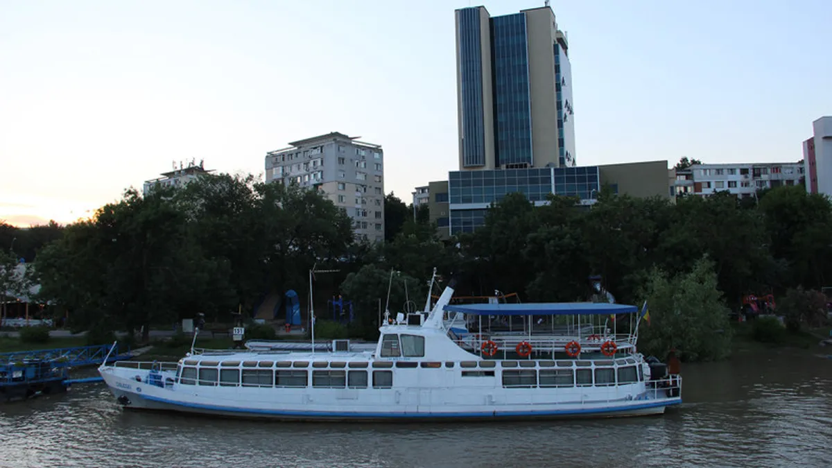 Nava soților Ceaușescu se vinde la fier vechi. Cât cer pe ea