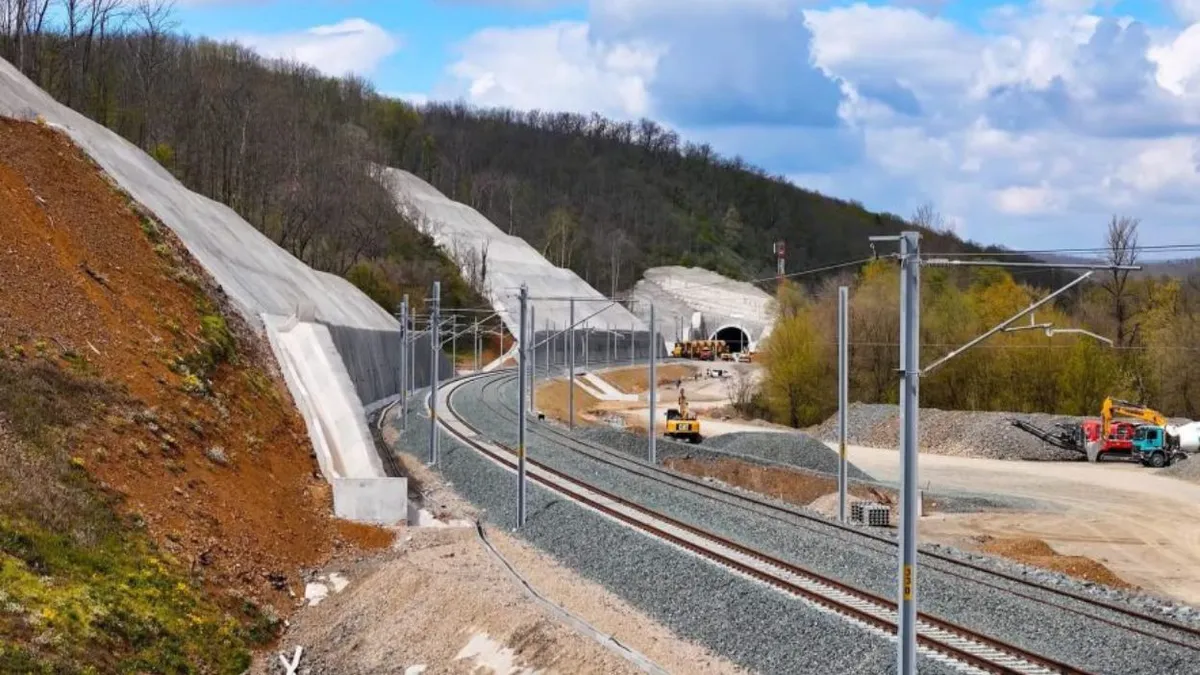 Minunea din super-tunelul României. Trenul de la Bătuța intră în istorie cu o întârziere epică de aproape 4 ani