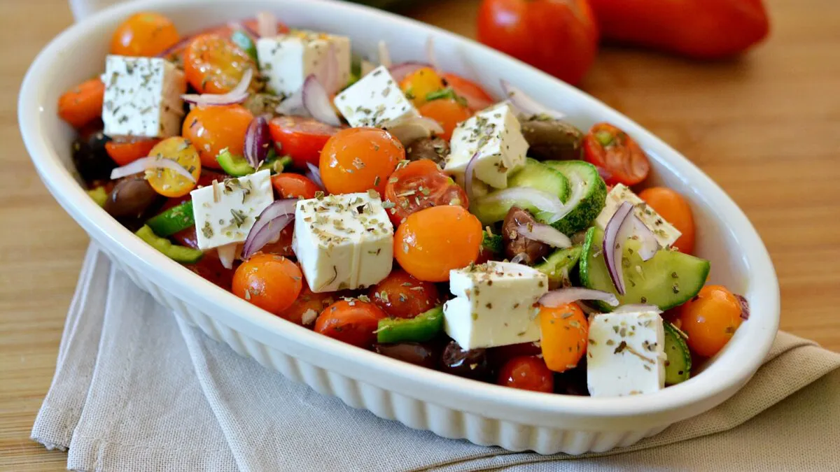 Ingredientul care nu trebuie pus niciodată în salata grecească. Explicația unui expert în arta culinară: Ar fi dezgustător