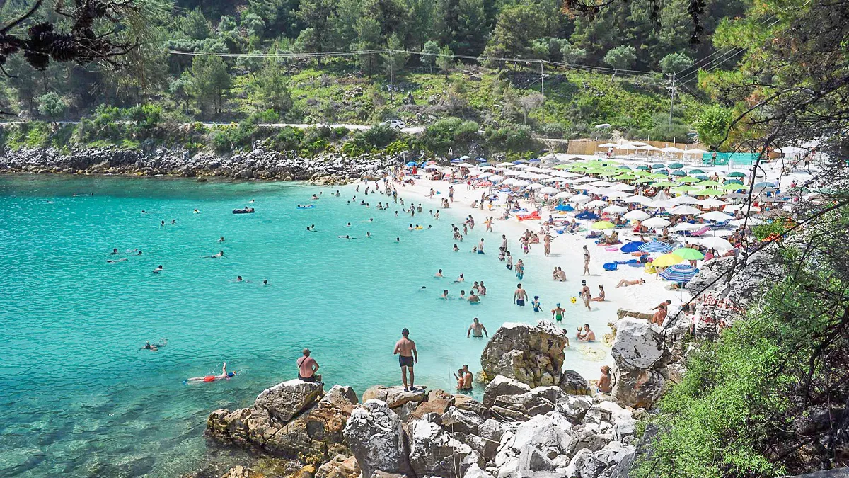 Turiști români în Thassos, refuzați la cazare din pricina copiilor. Internauții îi acuză că au vrut să facă o românească