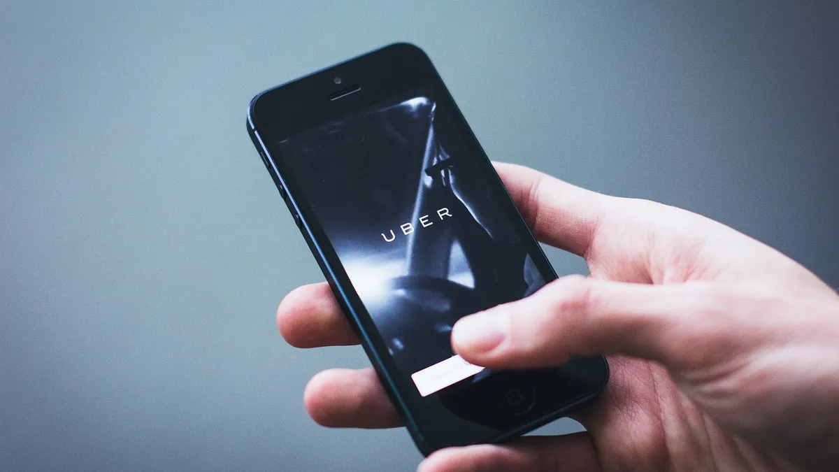Uber, Bolt și Black Cab, obligați să raporteze lunar activitatea către ANAF