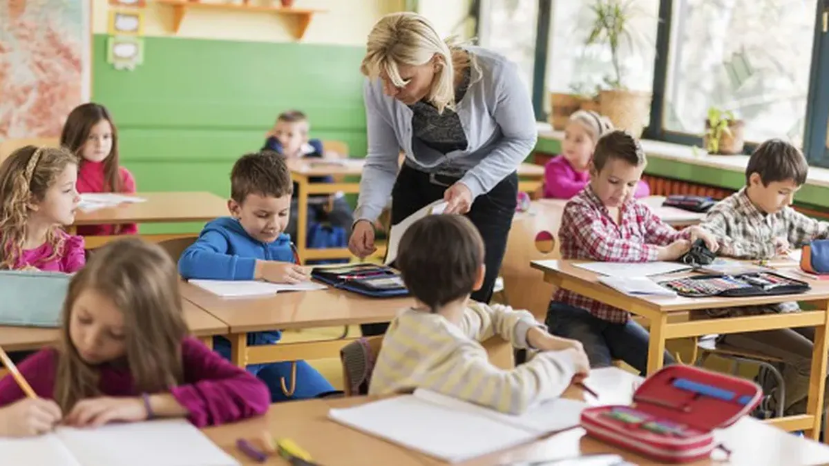 Bani de la stat pentru elevii claselor I - IX-a. Aproape 300.000 de școlari vor primi 1.000 de lei