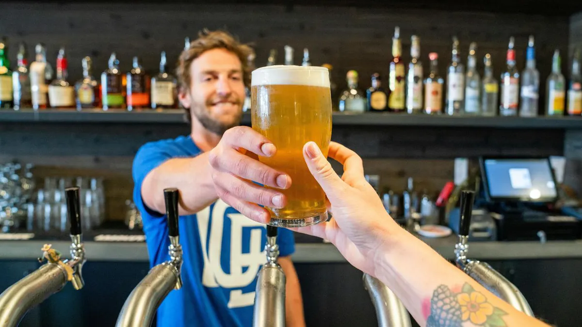 STUDIU Românii preferă să urmărească un meci de fotbal în timp ce beau bere. Ce competiții atrag consumul de bere