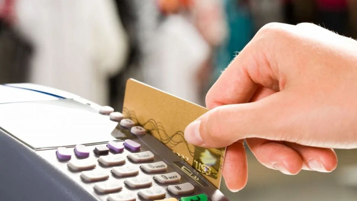 Europenii care-şi fac cumpărăturile în supermarket, ţinta unei noi escrocherii. Metoda cardului alb ar putea ajunge şi în România