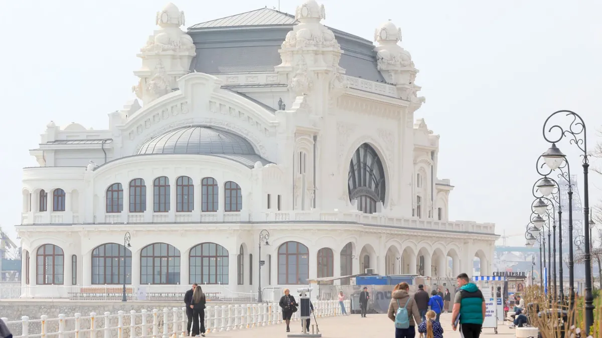 Abia restaurat, Cazinoul din Constanța a fost vandalizat de vizitatori. Unii au rupt foițele de aur, alții au lovit cu picioarele pereții