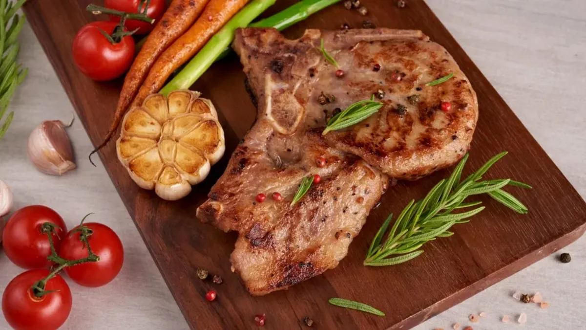 Cât costă o ceafă la grătar cu garnitură și salată pe litoral. Prețul este unul senzațional de mare