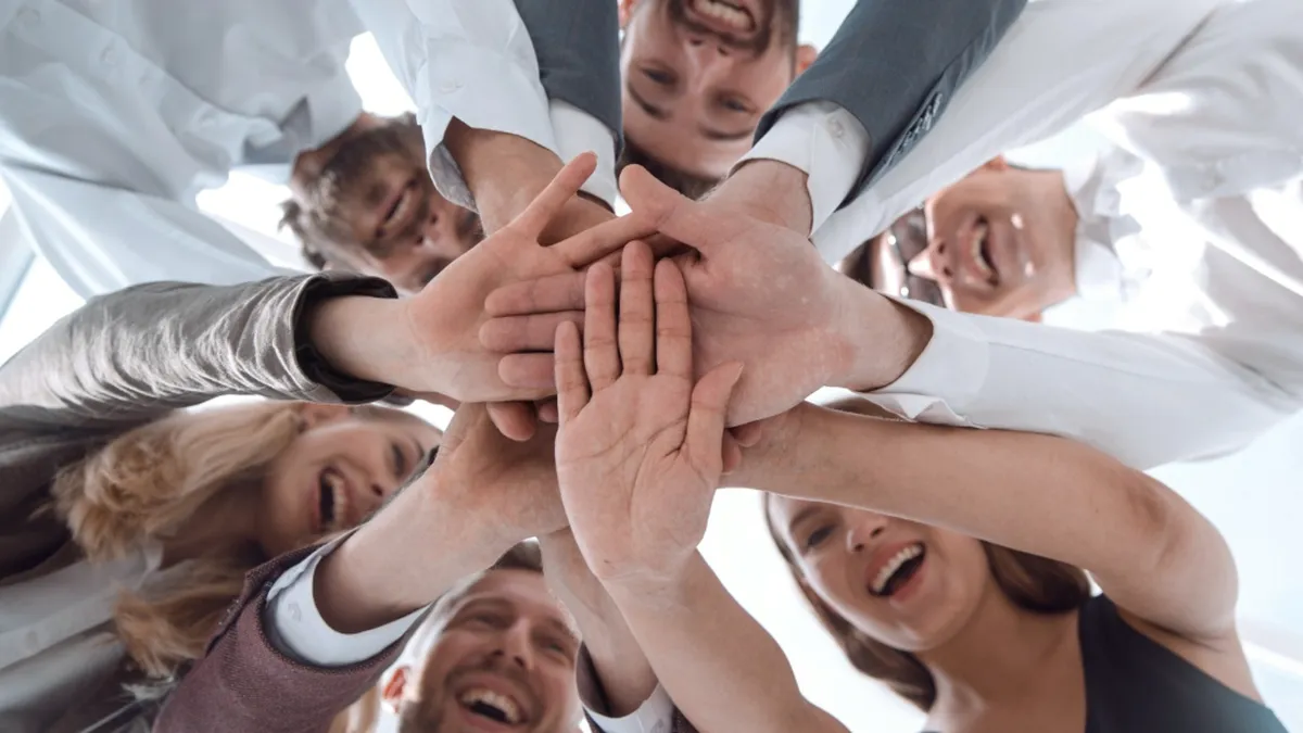 SONDAJ: Românii vor ca săptămâna de lucru să fie de 4 zile și să lucreze de la birou