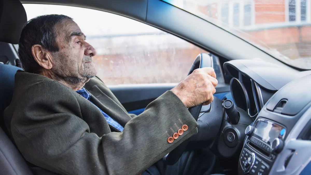 Noi reguli pentru șoferii pensionari. Schimbări majore pentru cei trecuți de 65 de ani