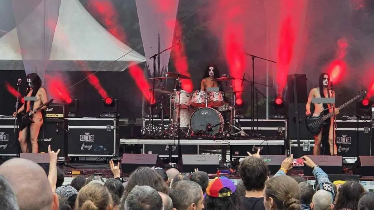 Scene nemaivăzute la un festival din Râșnov. Cântărețele unei trupe rock din Norvegia au cântat goale pe scenă