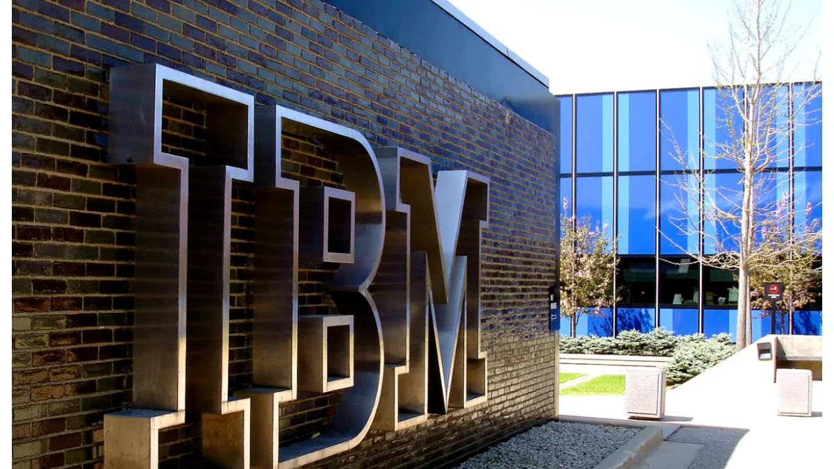 Compania care a înlocuit 8000 de angajați cu inteligența artificială a făcut din nou angajări