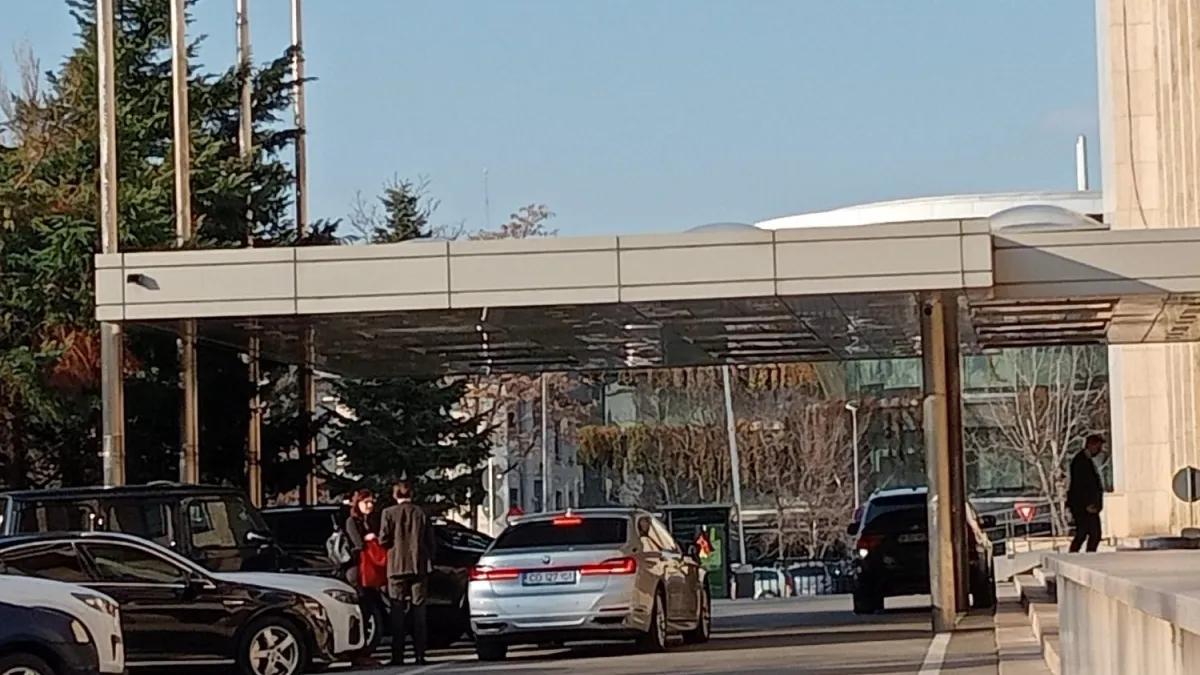 Sumele imense cheltuite lunar pentru deplasările fiecărui demnitar angajat din Guvern: Înmulţiţi câţi consilieri sunt, secretari de stat, miniştri, şi prin autorităţi. Hai să fim solidari