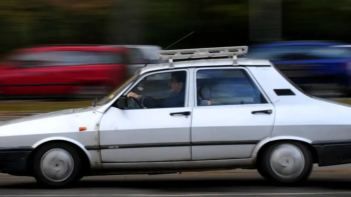 Un pensionar din Buzău a plătit 22.000 de lei bani gheață ca să aibă unde să-și parcheze Dacia. Autoritățile au rămas mască