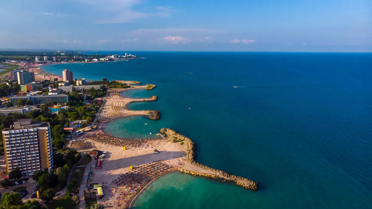 Vacanțe mai scumpe pentru români după majorarea TVA. Majorări de prețuri în HORECA