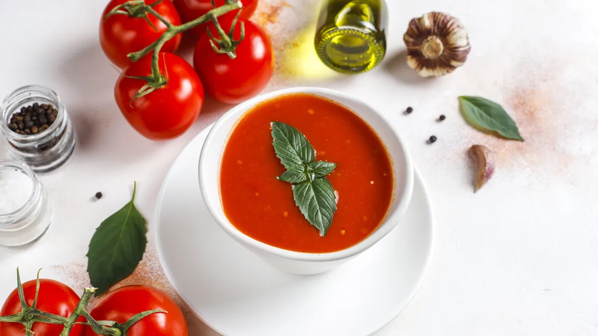 Supă de roșii răcoritoare de vară. Ce să presari la final pentru un gust și mai bun și o savoare inconfundabilă