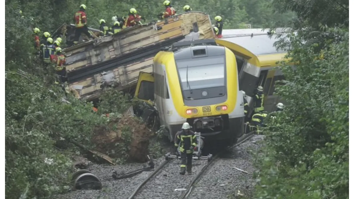 Tren deraiat în Germania. Trei persoane au murit și aproape 50 au fost rănite