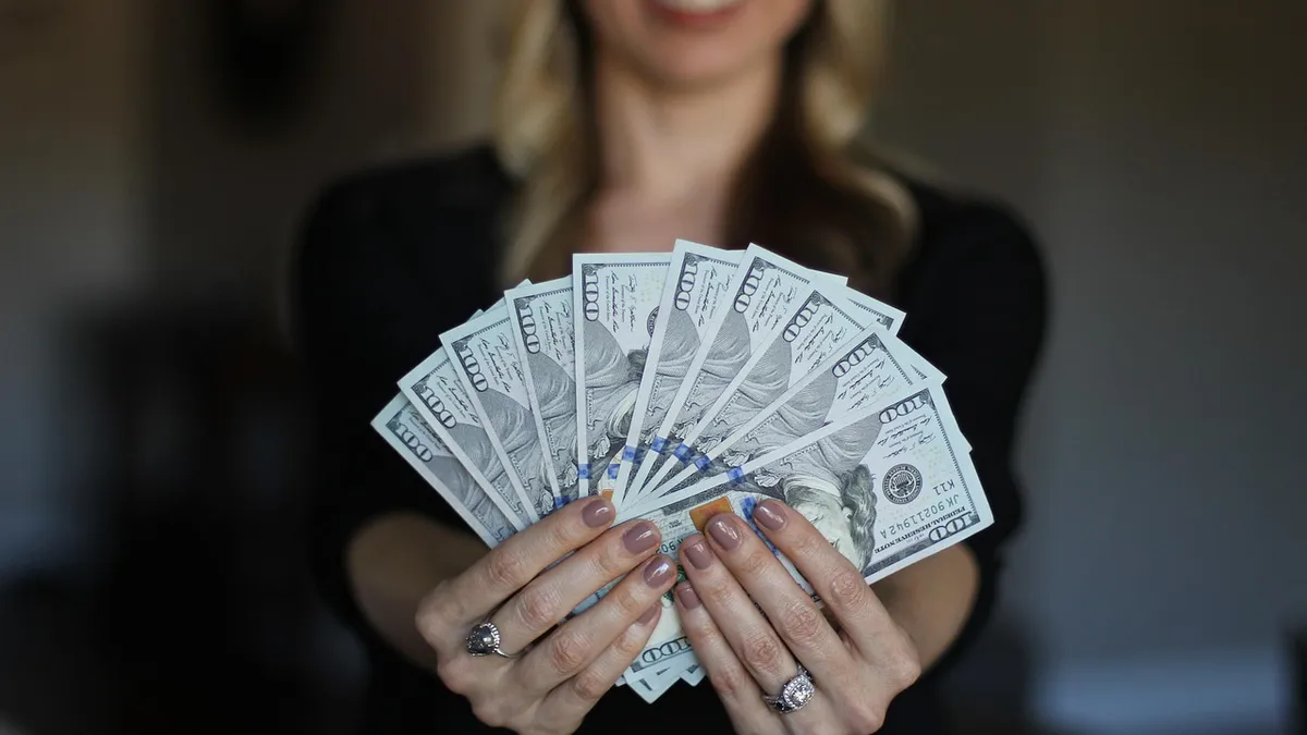 Zodia care scapă de sărăcie la sfârșitul lunii iulie. Cine sunt nativii cărora le pică bani din cer în perioada următoare