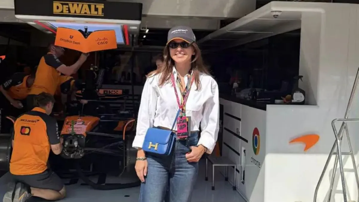 Cât costă geanta albastră Hermes purtată de Simona Halep la Formula 1 în Ungaria. A călătorit cu avionul privat