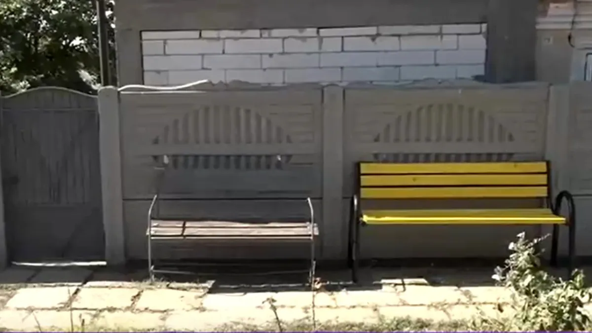 Primarul unei comune din Dolj a dat 120.000 de lei pe bănci. Localnicii, revoltați de achiziția făcută de edil