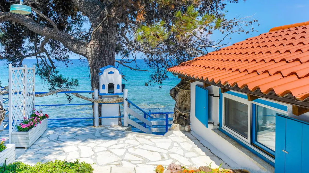 Tensiuni în rândul grecilor, după ce românii le cumpără casele de vacanță. Locuitorii din Grecia trag semnale de alarmă