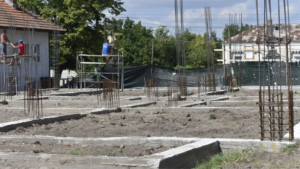 Bănci de lux pe ulițele din Dolj. Primăria a cheltuit 120.000 de lei pentru 100 de scaune, dar comuna nu are apă și canalizare