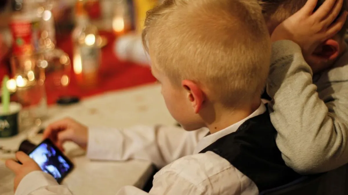 Un copil din Dolj a sunat la 112 ca să comande pizza. Părintele a fost amendat