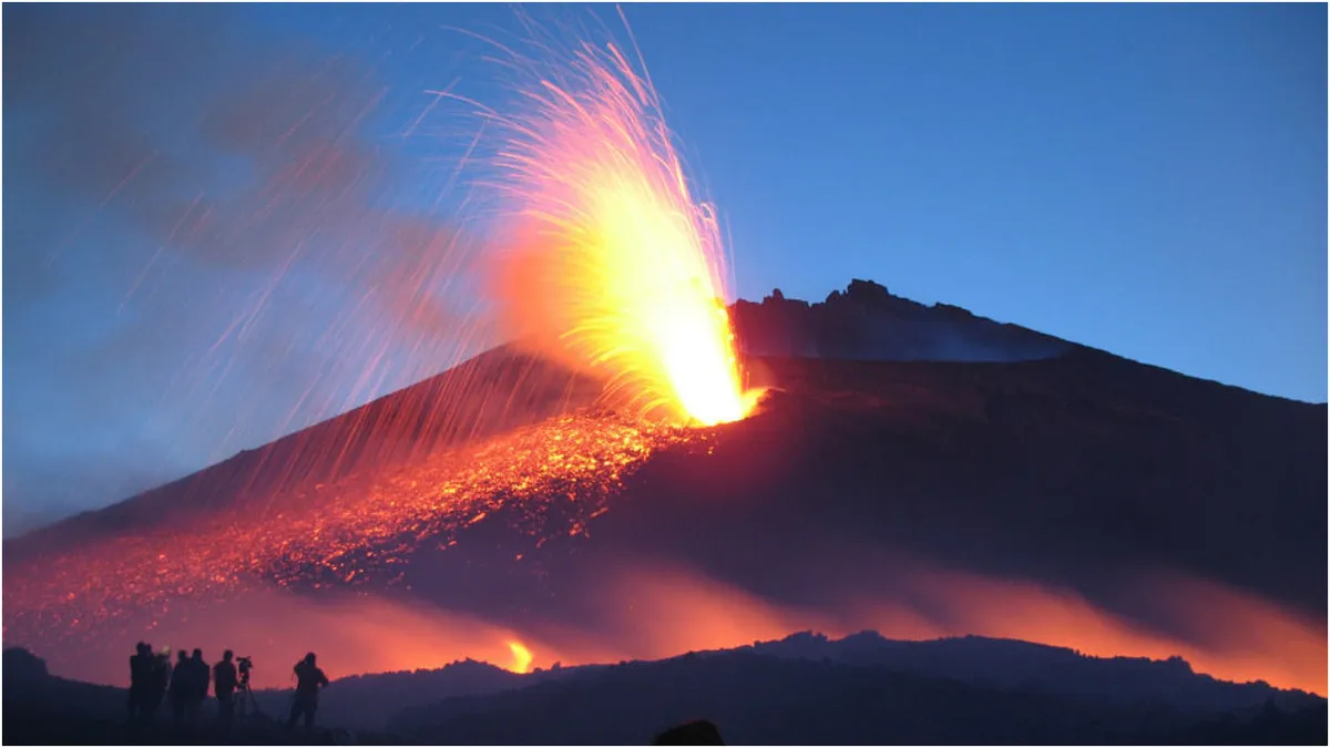 Alertă aeriană în Sicilia! Vulcanul Etna a erupt din nou. Ce spun experții