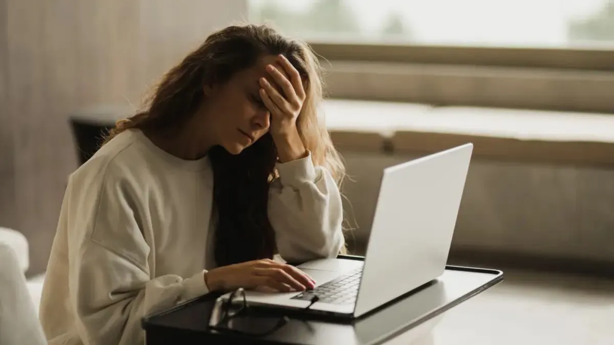 Un nou fenomen în România: companiile îi concediază pe angajați direct pe mail. Care sunt motivele acestei tactici