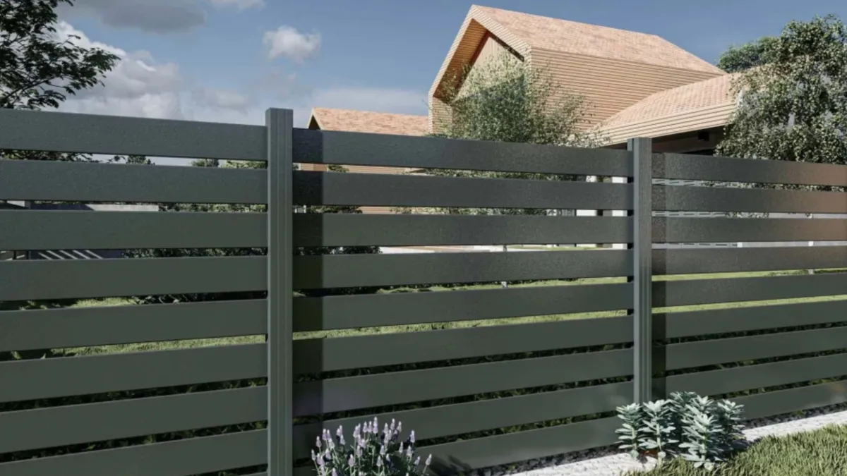 Cât de înalt poate fi gardul între vecini. Ce prevede legea și ce trebuie să știe românii care urmează să se mute la casă