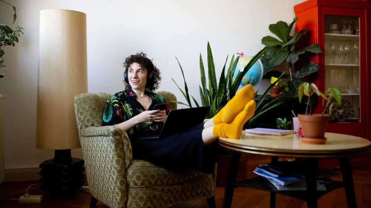 Creierul unei persoane introvertite funcționează diferit. Experții au aflat de ce aceasta are nevoie de timp singură: „Neuronii se devorează între ei”