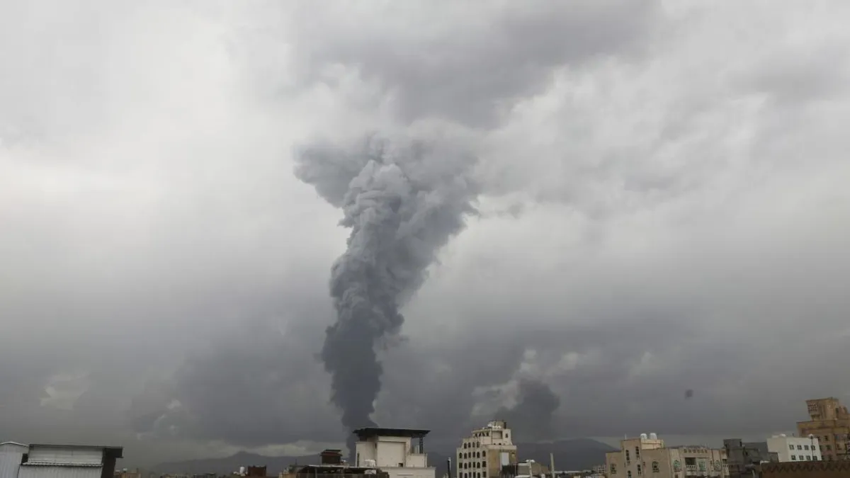 Israel atacă Yemen. Palatul Houthi din Sana’a, distrus în raiduri aeriene