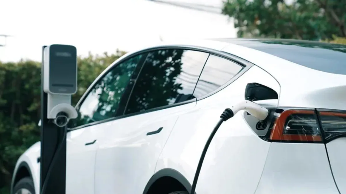 Ce se întâmplă cu mașinile electrice pe timp de caniculă? Specialiștii auto: „Pot apărea limitări temporare de performanță”