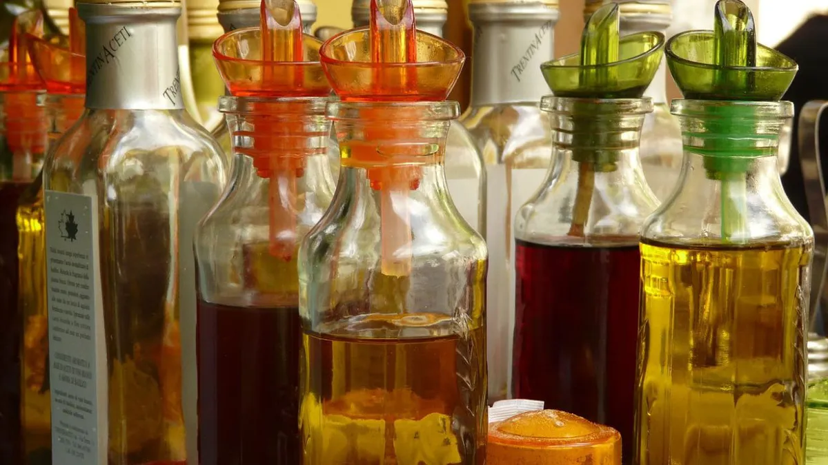 Descoperire toxică în Mureș. Sute de kilograme de substanțe periculoase și tone de deșeuri, găsite la firme și persoane fizice