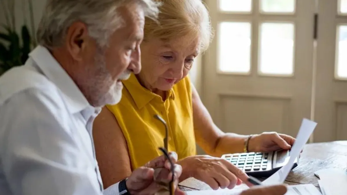 Munca „la negru” te costă la pensie. Cum îți scad veniturile și ce poți face ca să limitezi pierderile