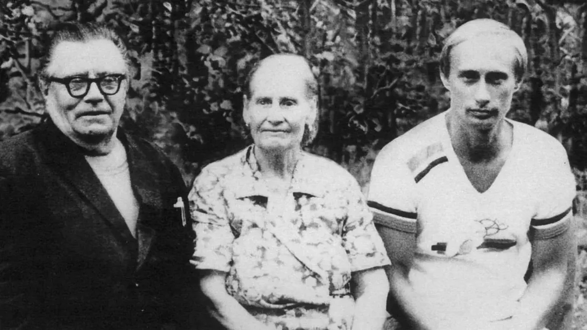 Tatăl lui Vladimir Putin i-ar fi scos ochiul cu o furcă mamei dictatorului rus, dezvăluie o nouă lucrare: „Marusia nu a vrut să-i lase să intre, iar asta pare să-l fi înfuriat”