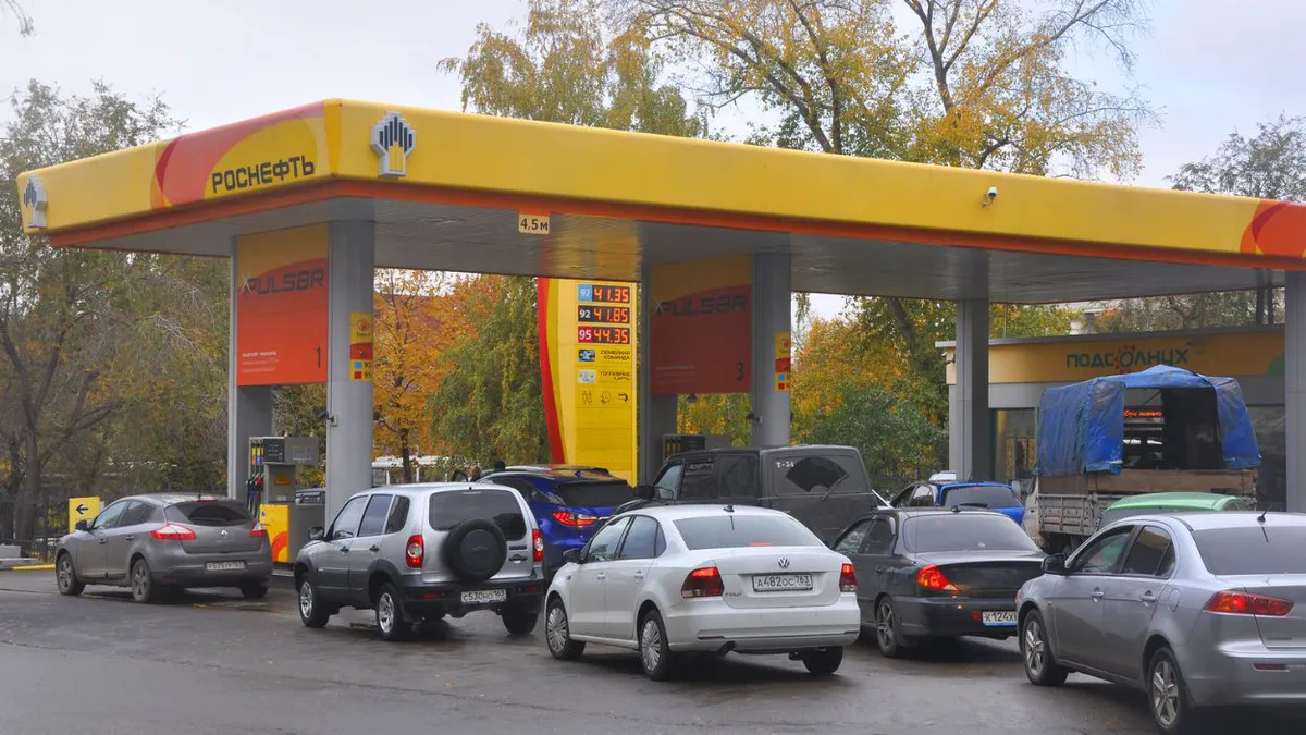 Prețurile benzinei ating noi maxime în Rusia, după atacurile ucrainene asupra rafinăriilor