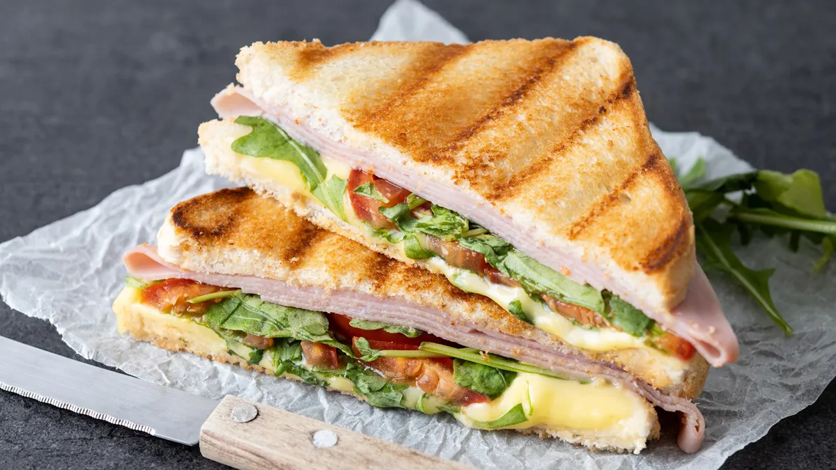 Cât a ajuns să coste un sandviș după mărirea TVA-ului. Un artist din România a rămas șocat