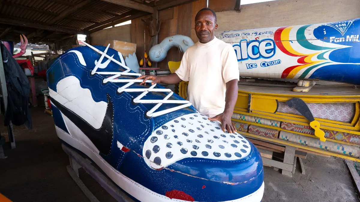 Tradiție bizară în Ghana: locuitorii vor să fie îngropați în sicrie fantasy în formă de pește, ananas sau pantofi FOTO