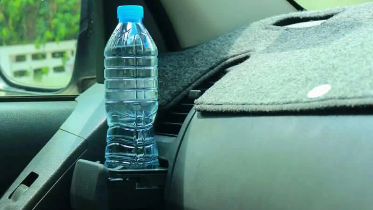 Ce se întâmplă cu apa îmbuteliată care a stat într-o mașină încălzită de soare. Puțină lume știe riscurile la care se expune